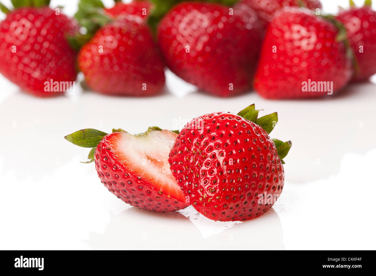 Frische rote Erdbeeren auf weißem Hintergrund Stockfoto