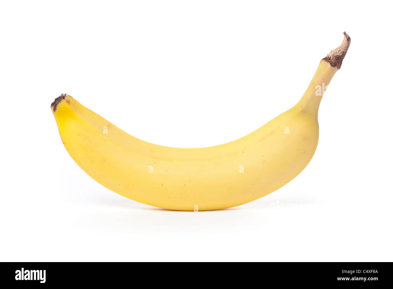 Eine frische gelbe Banane vor einem weißen Hintergrund Stockfoto