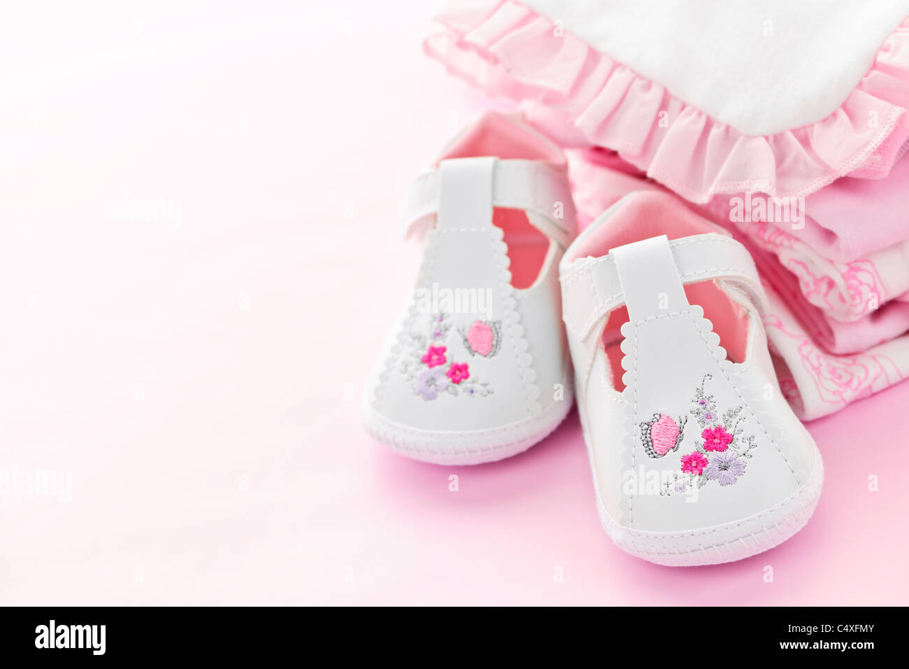 Baby Madchen Kleidung Und Schuhe Fur Baby Dusche Auf Rosa Hintergrund Stockfotografie Alamy