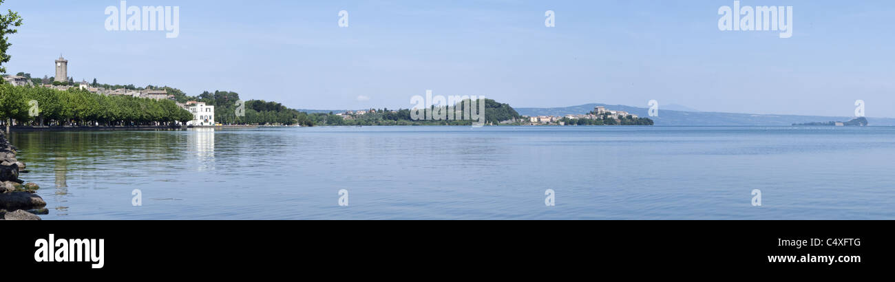Blick auf den Lago di Bolsena-See aus der Nähe von Marta, Mittelitalien. Stockfoto Blick auf den Lago di Bolsena-See aus der Nähe von Marta, Mittelitalien. Stockfoto