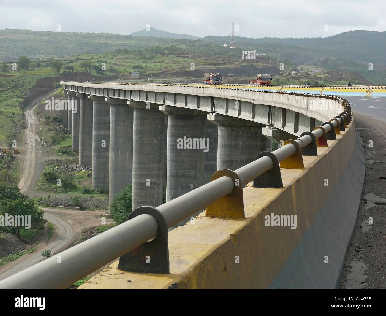 Eine sehr große Talbrücke, Pune-Banglore Nationalstraße, Pune, Maharashtra, Indien Stockfoto