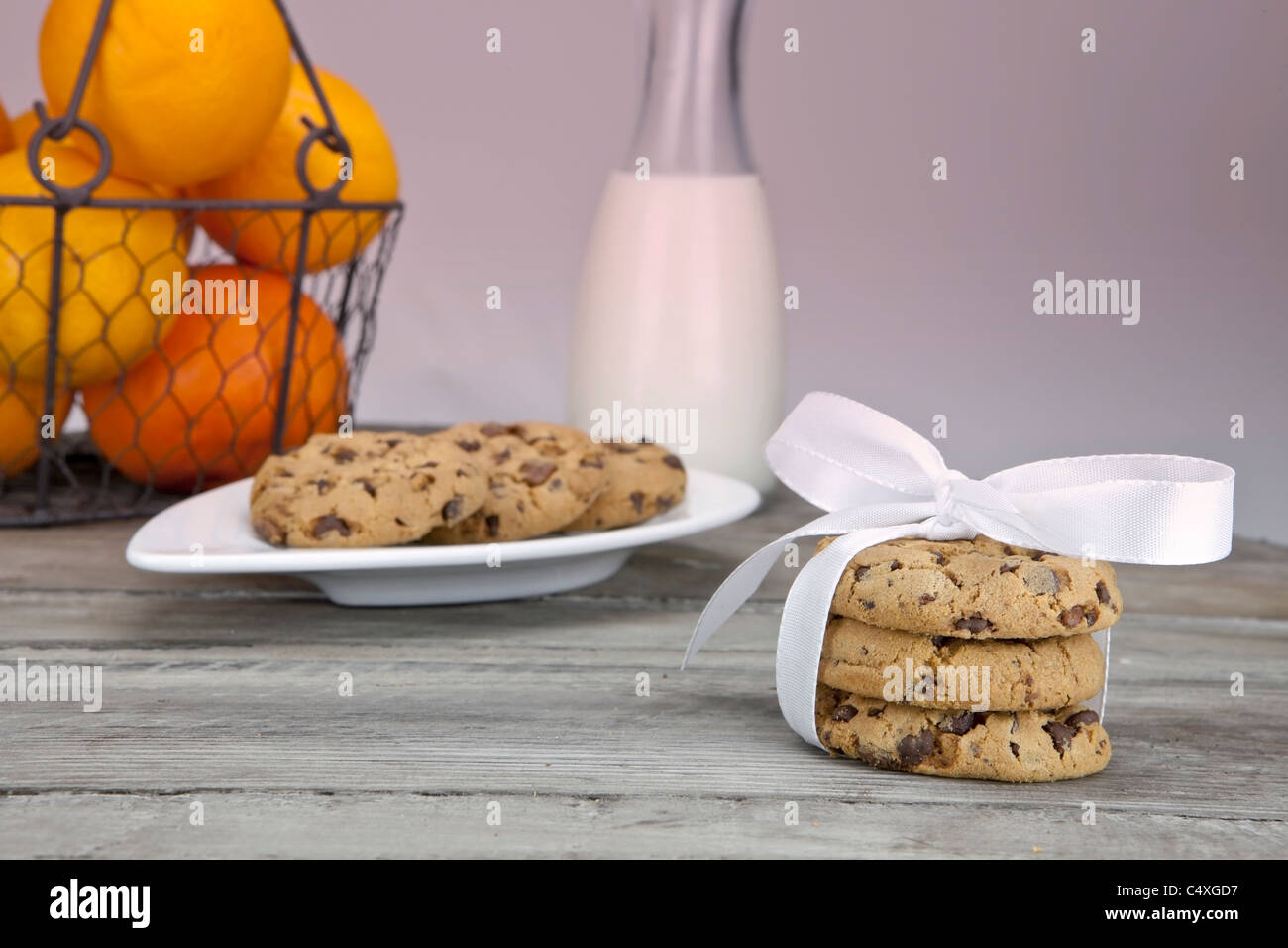 Dekorierten Tisch für eine Zwischenmahlzeit mit Obst, Milch und Kekse Stockfoto