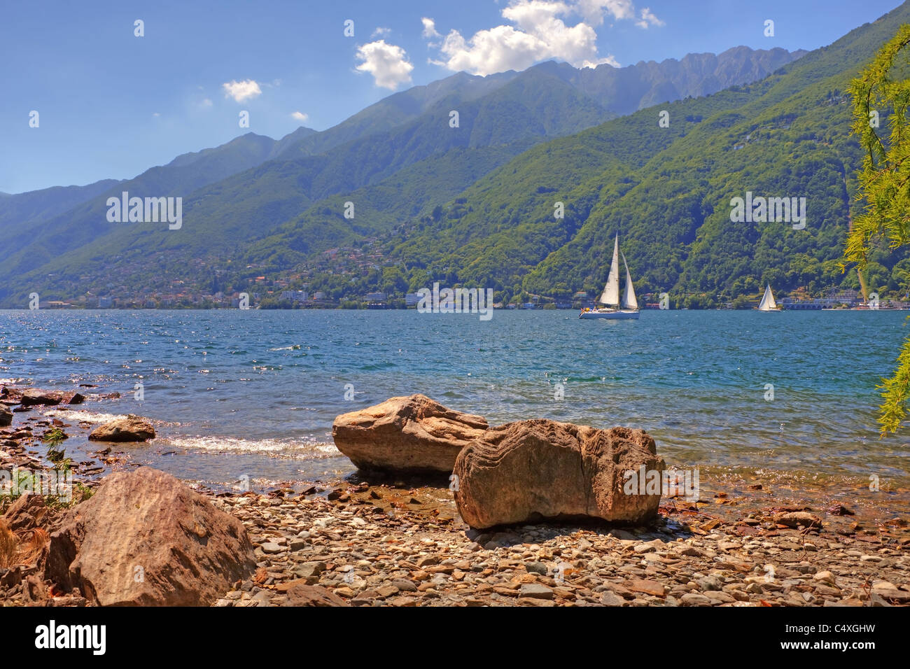 Blick auf den Lago Maggiore mit Segelbooten Stockfoto