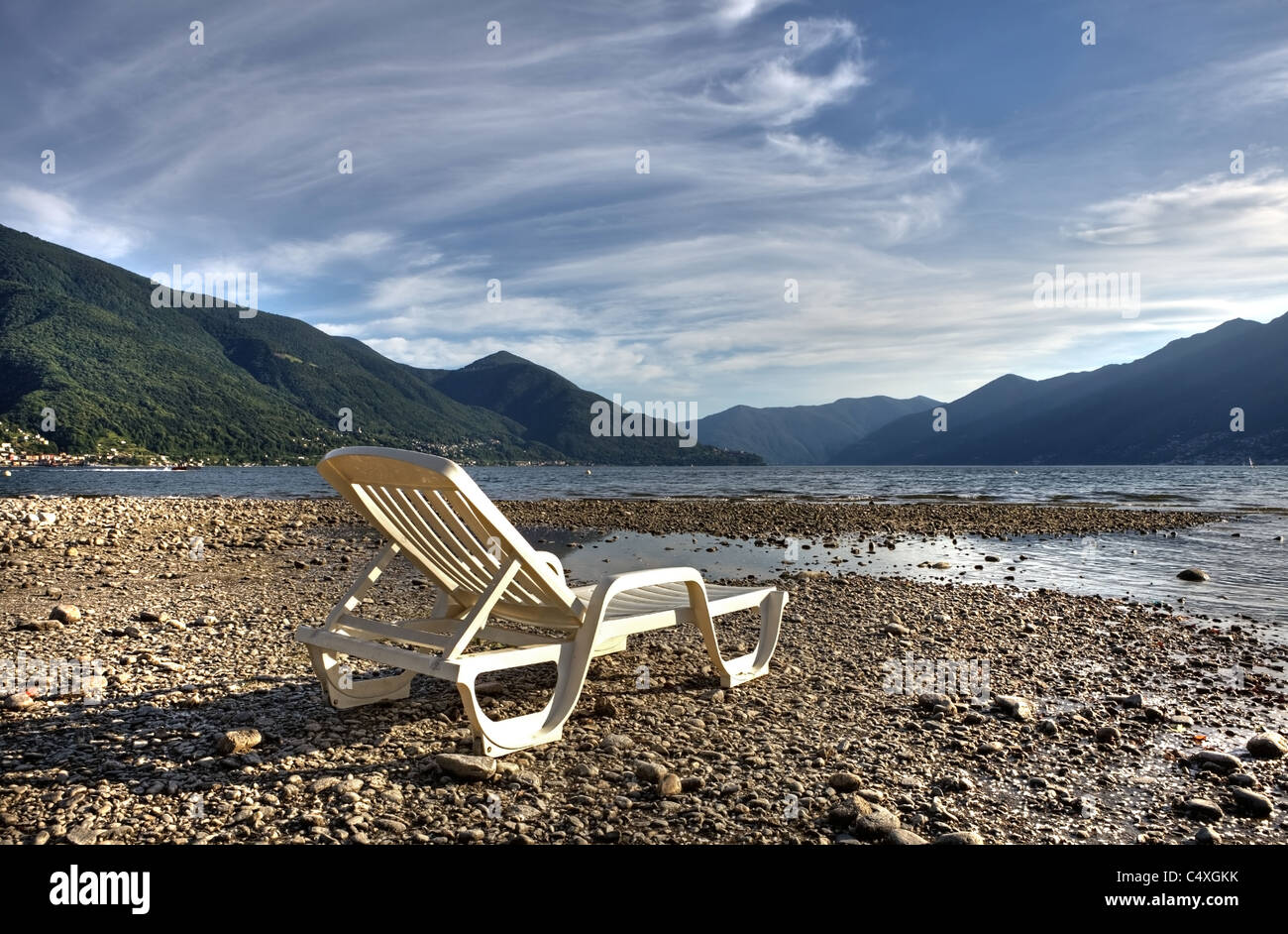 einem einzigen Liegestuhl am Strand in Ascona am Lago Maggiore Stockfoto