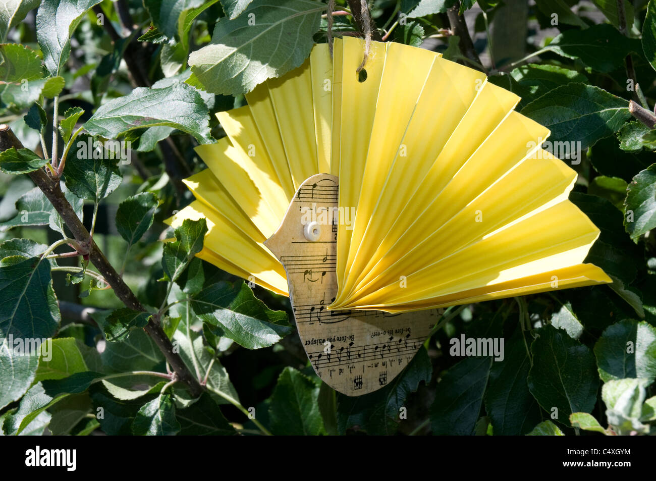 Handgefertigte gelb geflügelte Vogel mobile mit Vintage Musik Körper Stockfoto