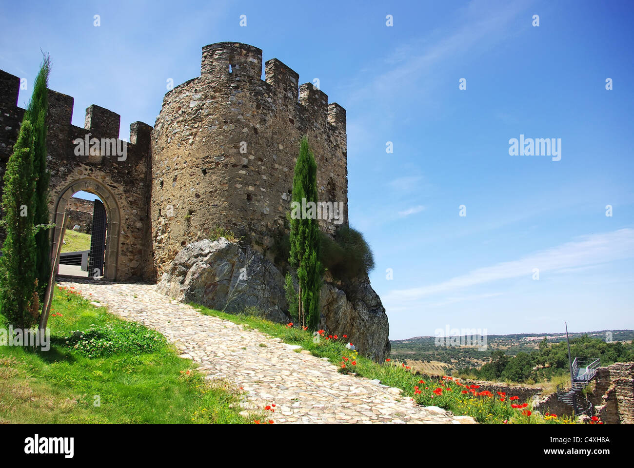 Eingang der alten Burg, Alegrete Dorf. Stockfoto