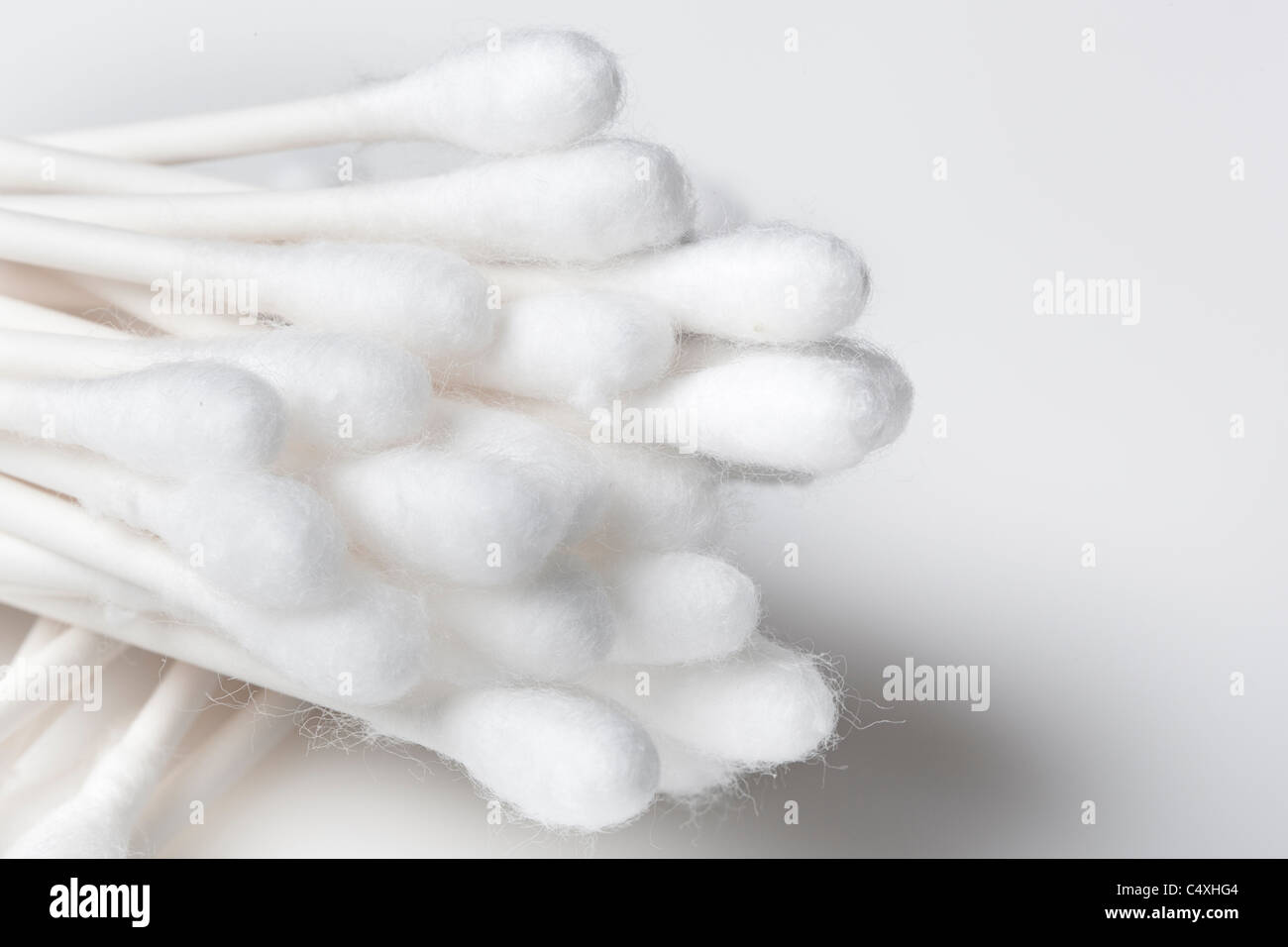 Eine Gruppe von Wattestäbchen vor einem weißen Hintergrund Stockfoto