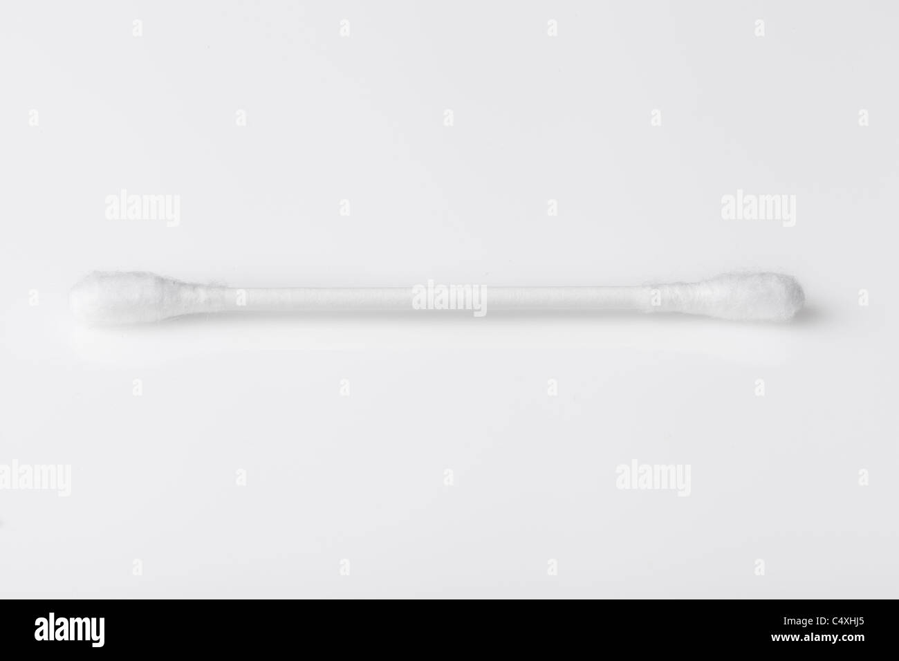 Ein Wattestäbchen gegen einen weißen Hintergrund Stockfoto