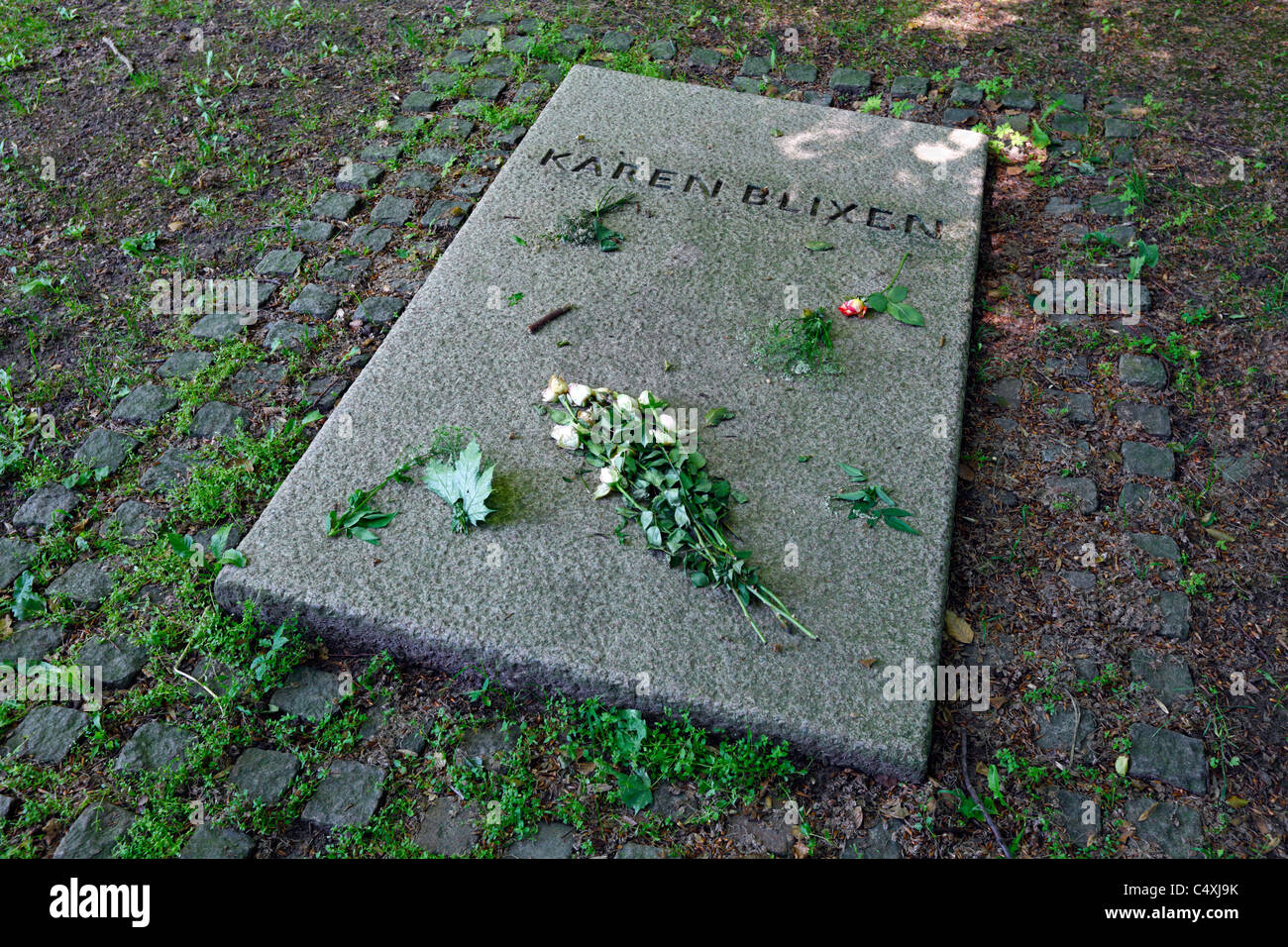Das Grab von Karen Blixen in den Wäldern am Rungstedlund Haus von Karen Blixen - jetzt das Karen Blixen Museum Stockfoto