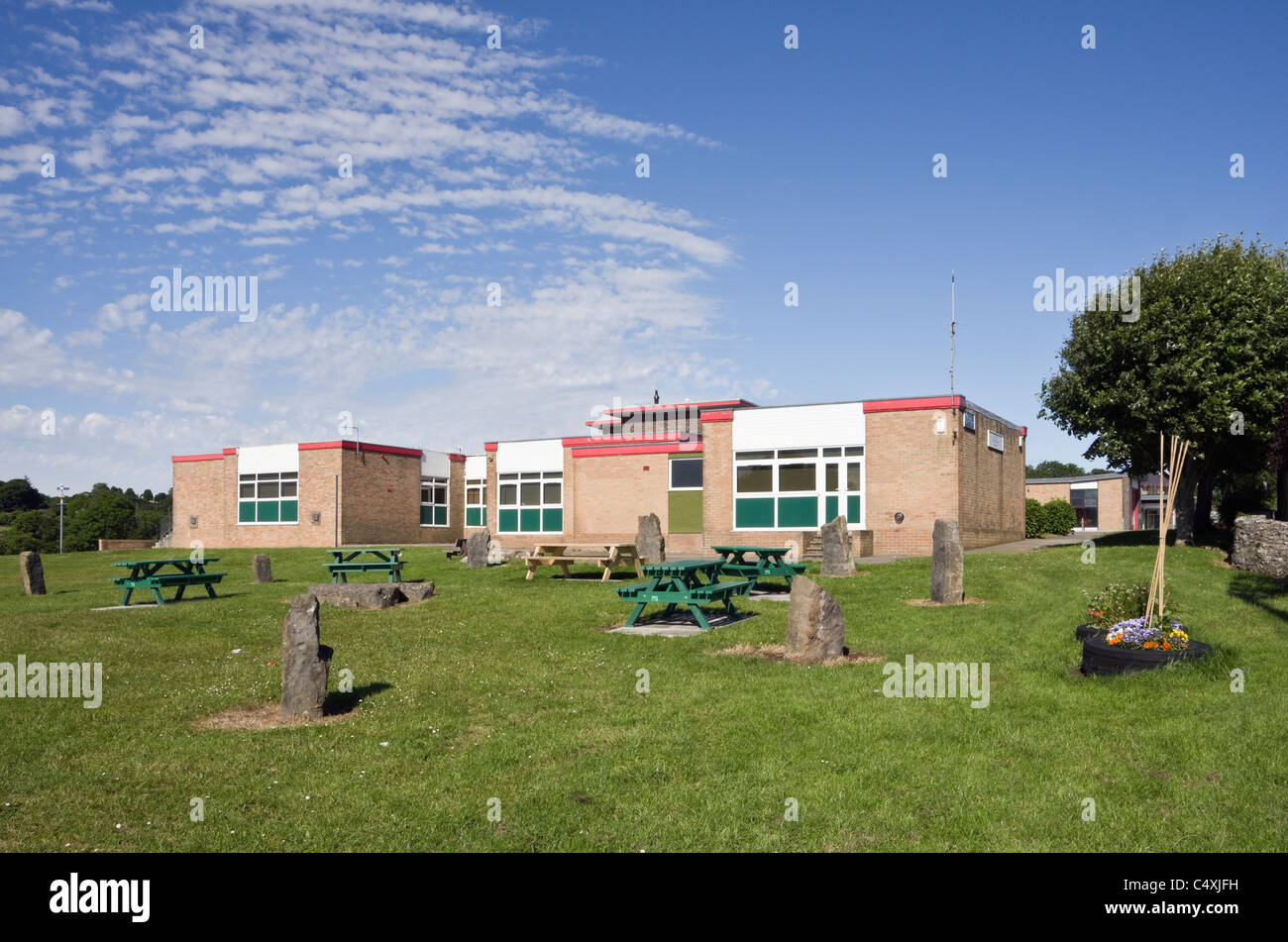 Ysgol Goronwy Owen Grundschulgebäude und Spielplatz für Säuglinge und Junioren. Benllech, Tyn-y-Gongl, Isle of Anglesey, Wales, Großbritannien. Stockfoto