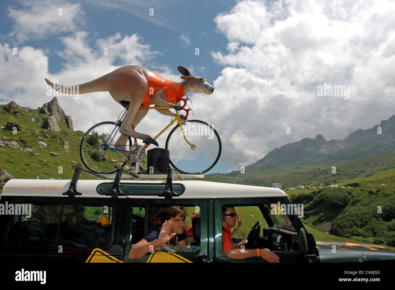 Die Tour de France sponsert Wohnwagen Laufwerke durch die Bergetappe auf dem Grenoble Courcheval Phase des Rennens. Stockfoto