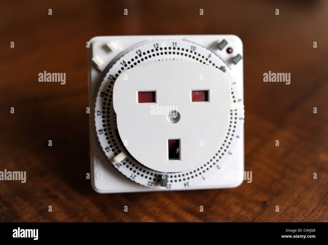 Eine elektrische Zeitschaltuhr und Stecker verwendet, um Licht etc. in die Heimat zu helfen Geld an Heizkosten zu sparen Stockfoto