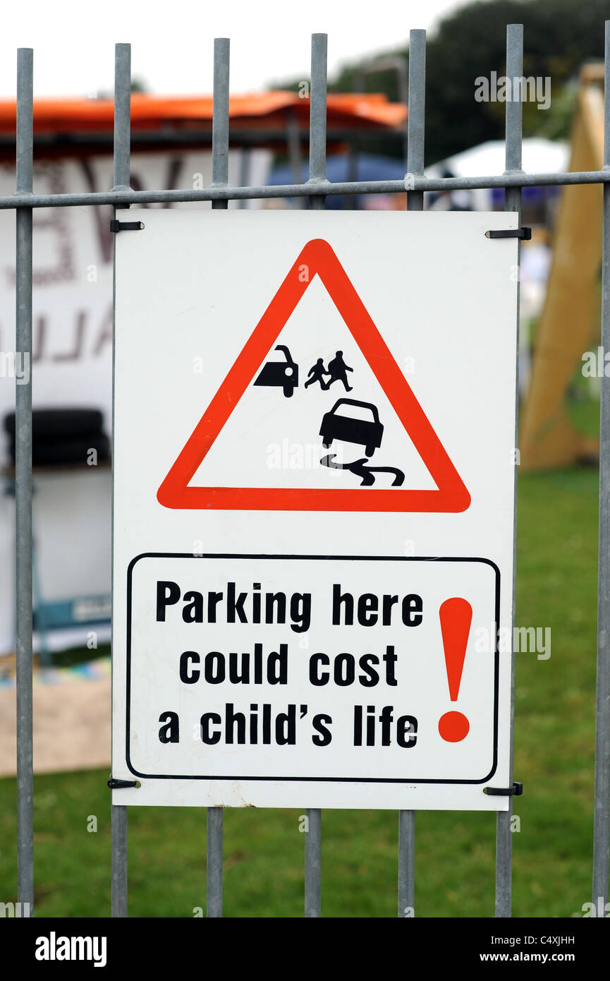 Hier parken kostet ein Kind Leben Sicherheitszeichen Brighton UK Stockfoto