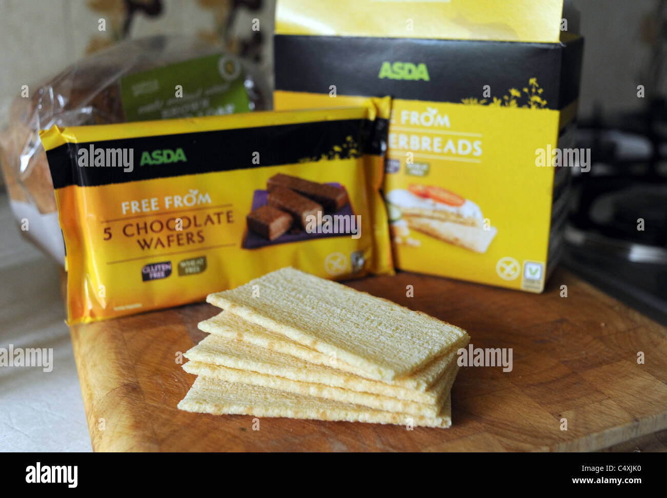 Weizen- und glutenfreie Cracker-Brote und Schokoladenscheiben, die im Asda Supermarkt UK 2011 gekauft wurden Stockfoto