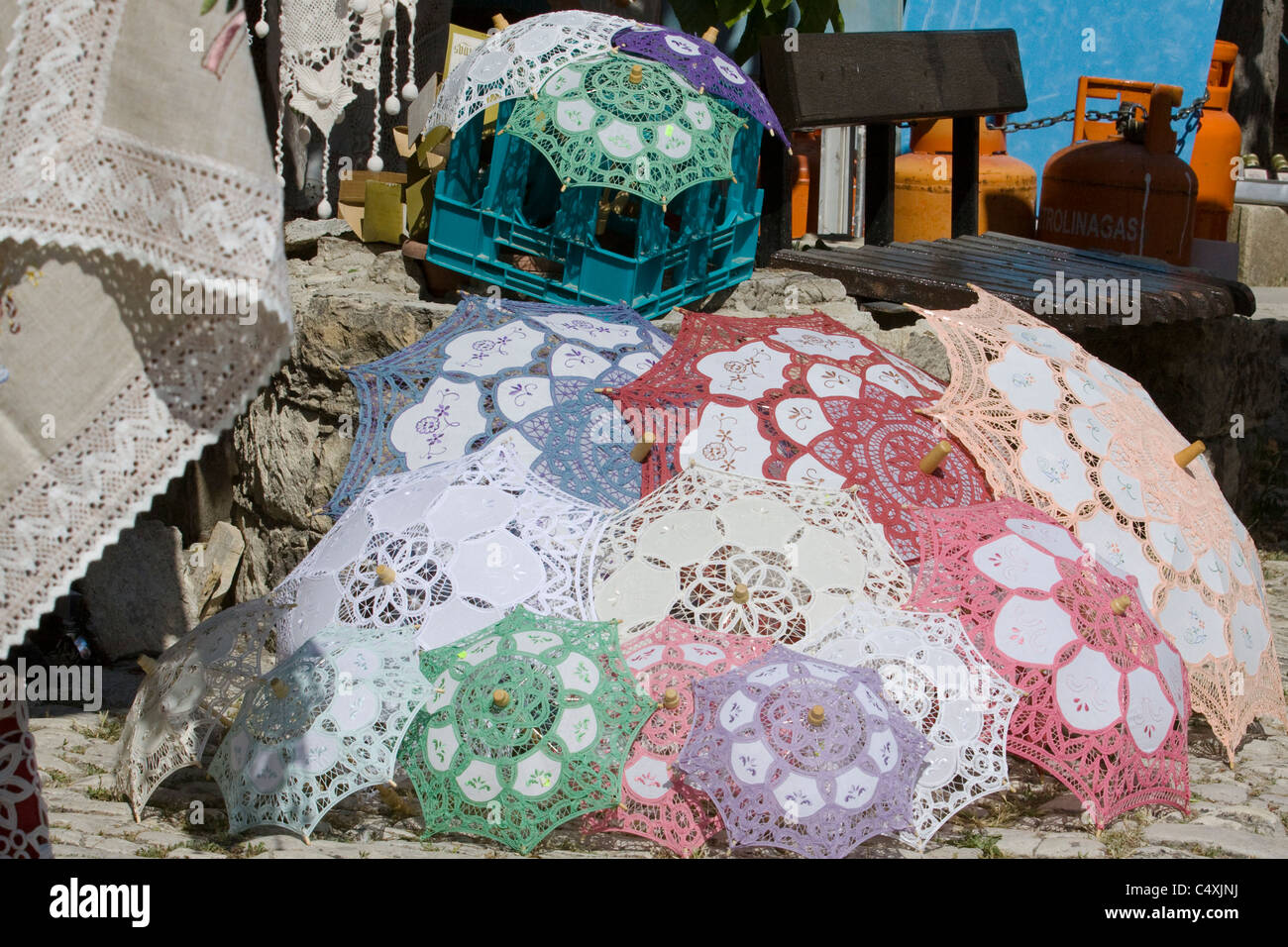 Echt spitze Arbeiten aus dem alten Dorf von omodos im Troodos-gebirge, Zypern Stockfoto