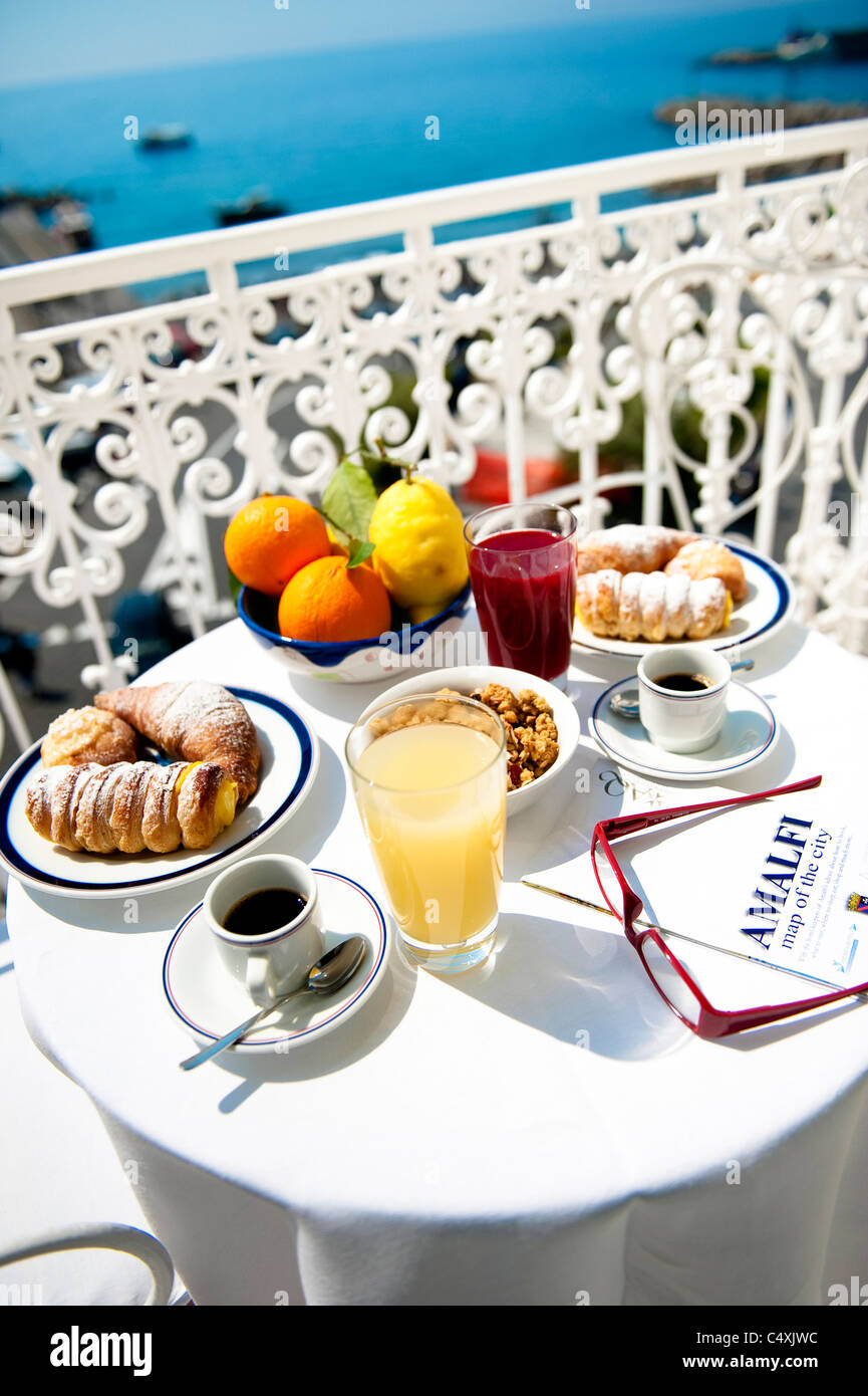 Frühstück am Tisch mit Blick auf einen Blick aufs Meer, Küste von Amalfi, Italien Stockfoto