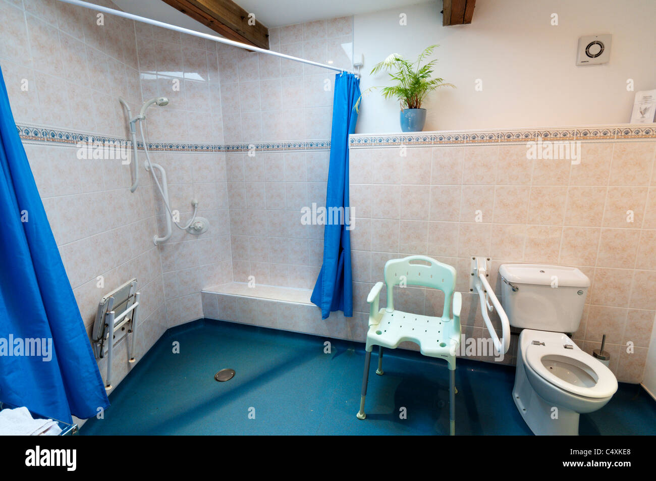 Ein Bad in einem Selbstversorger Ferienhaus für Behinderte durch einen Rollstuhlfahrer angepasst. Stockfoto
