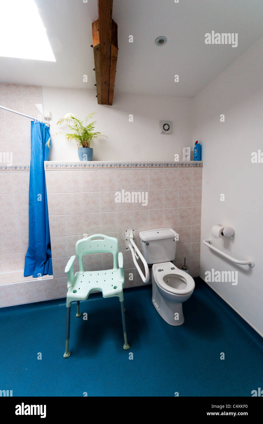 Ein Bad in einem Selbstversorger Ferienhaus für Behinderte durch einen Rollstuhlfahrer angepasst. Stockfoto