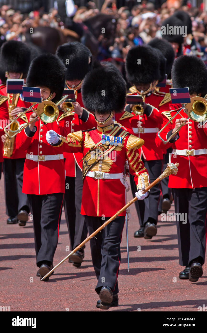 Wachen marching band verlassen Buckinghampalast nach der Wachablösung Stockfoto