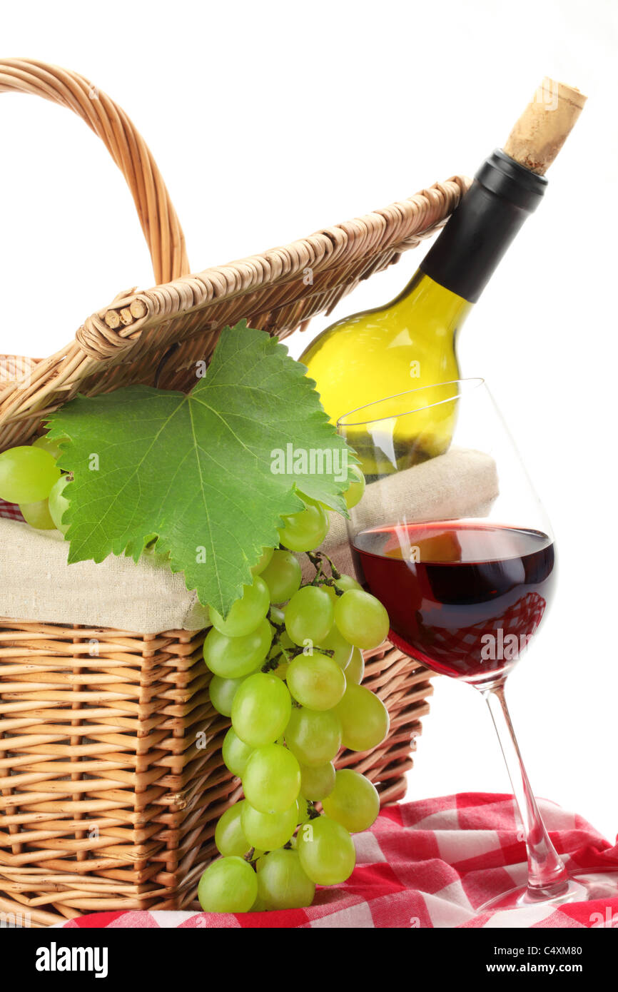 Picknick-Korb mit Obst Brot und Wein. Stockfoto