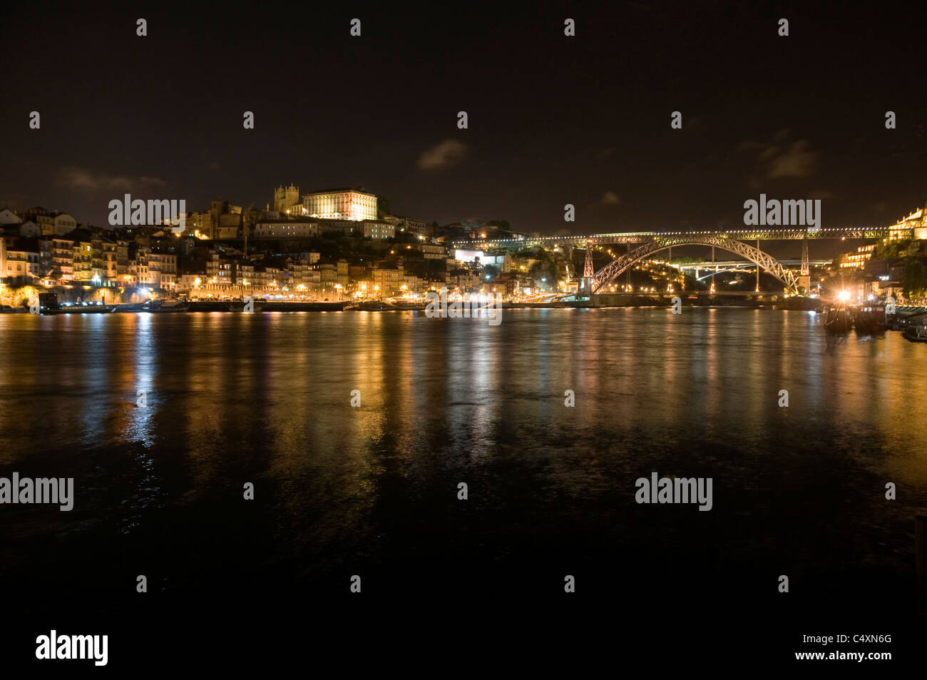 Nachtaufnahme, Porto Portugal, mit Reflexionen in den Fluss Douro. Stockfoto