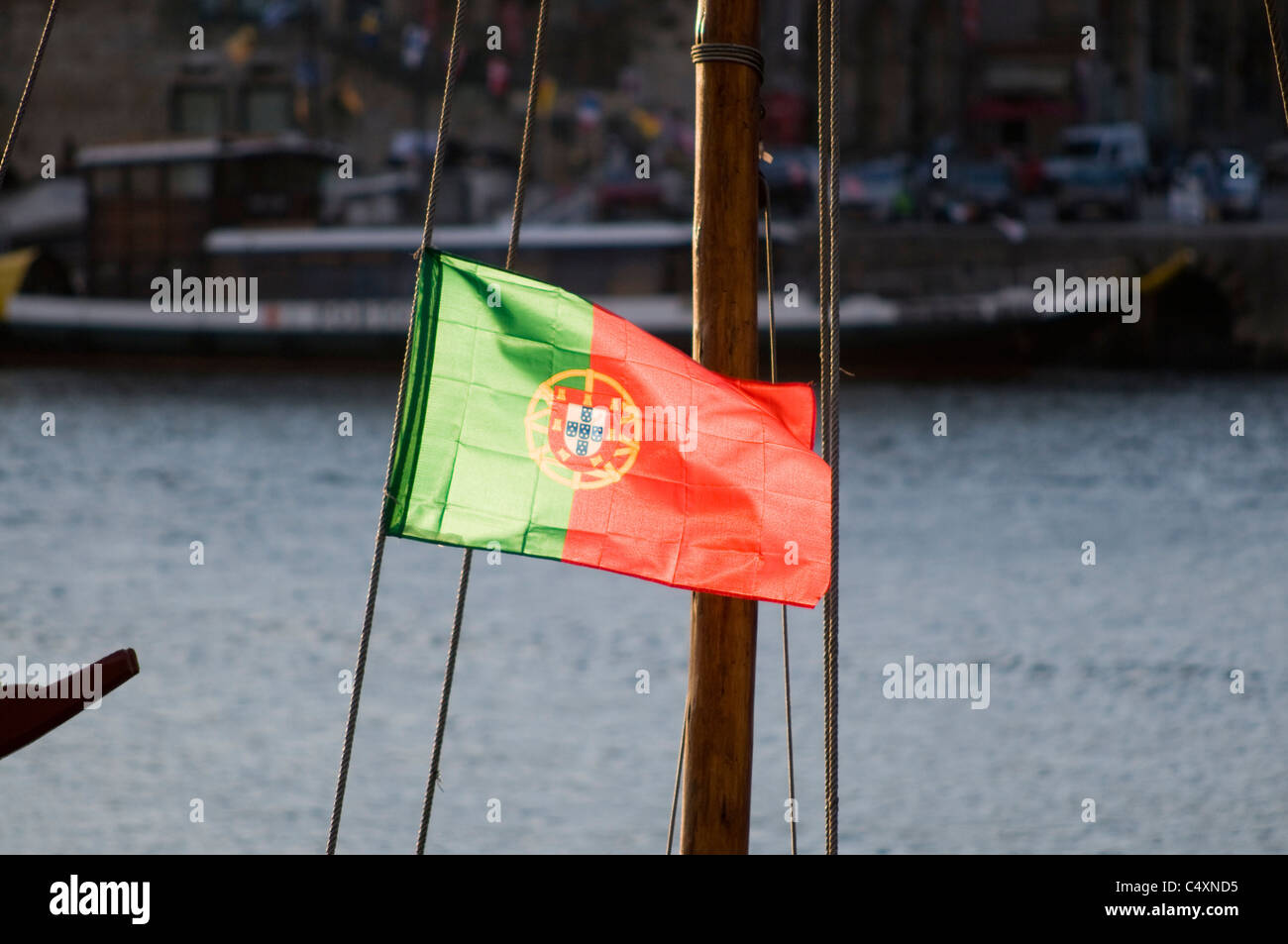 Hinterleuchtete portugiesische Flagge vom Mast eines Weines Lastkahn, Porto, Portugal. Stockfoto