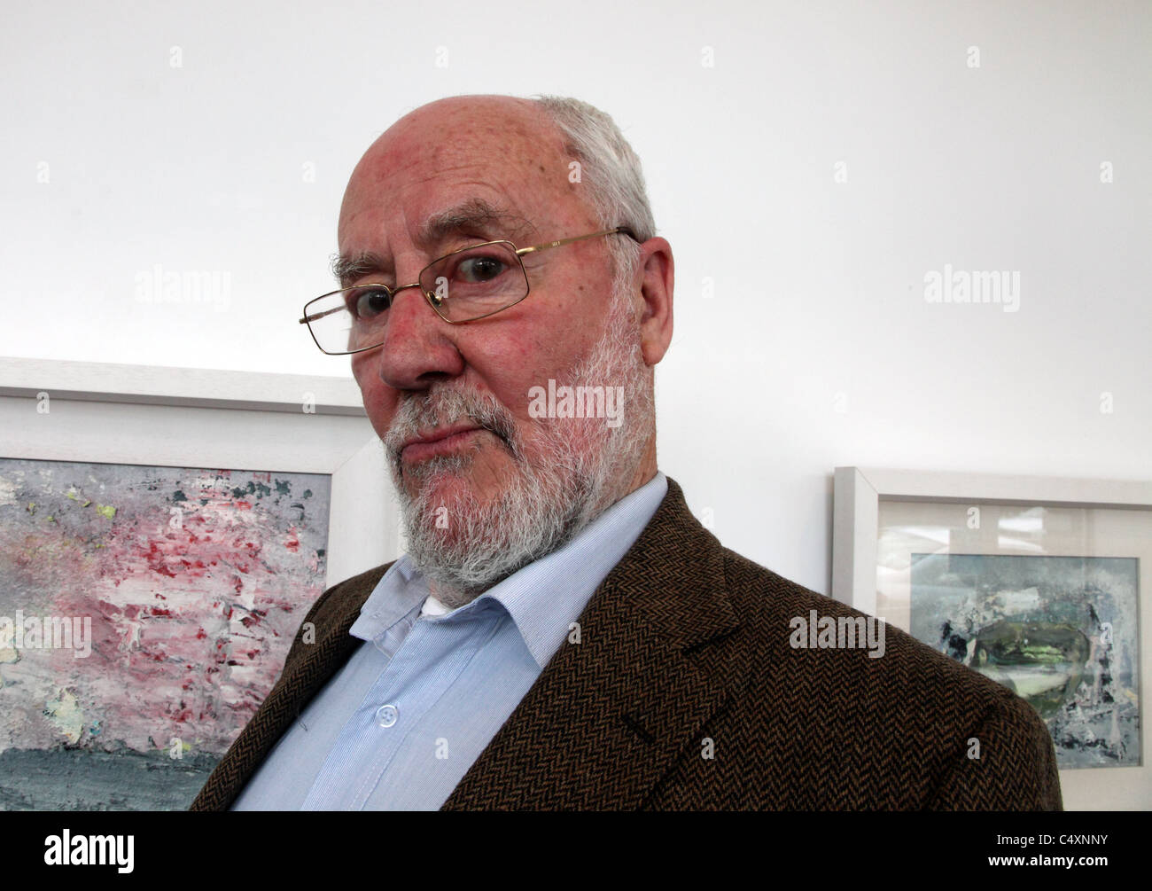 John Kingerlee, irische Künstlerin bei der Eröffnung seiner Ausstellung bei der Galerie Catherine Hammond, Glengarriff, Irland Stockfoto