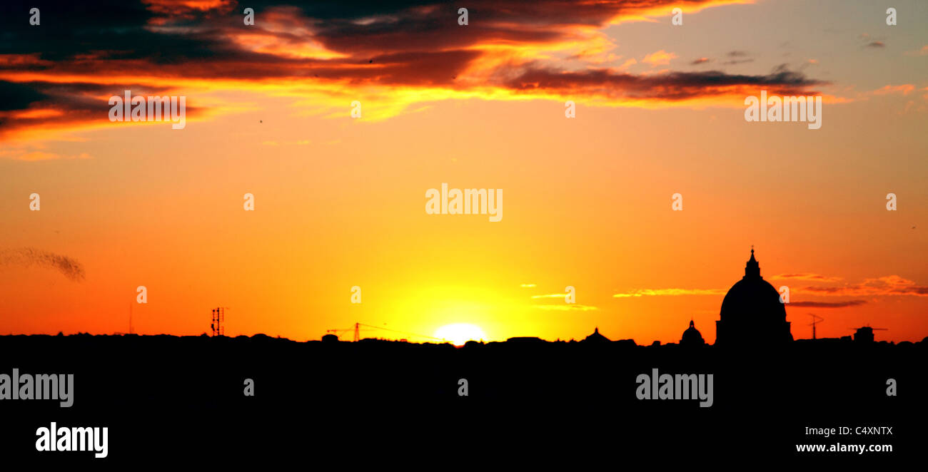 Panorama-Silhouette der Petersdom im Vatikan, Rom Italien Stockfoto