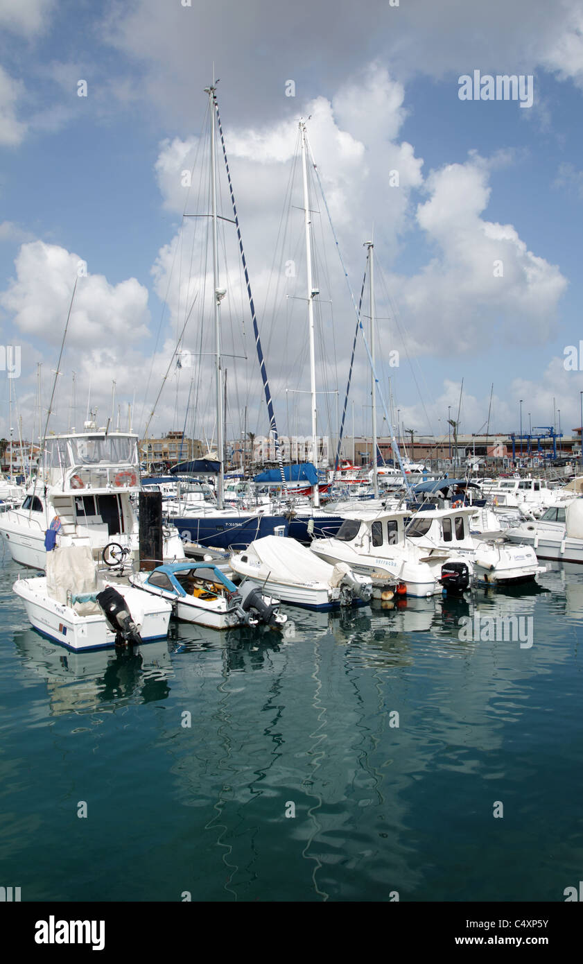 Fischerei- und Craft Boote vertäut im Hafen von Fuerteventura auf den Kanarischen Inseln Stockfoto