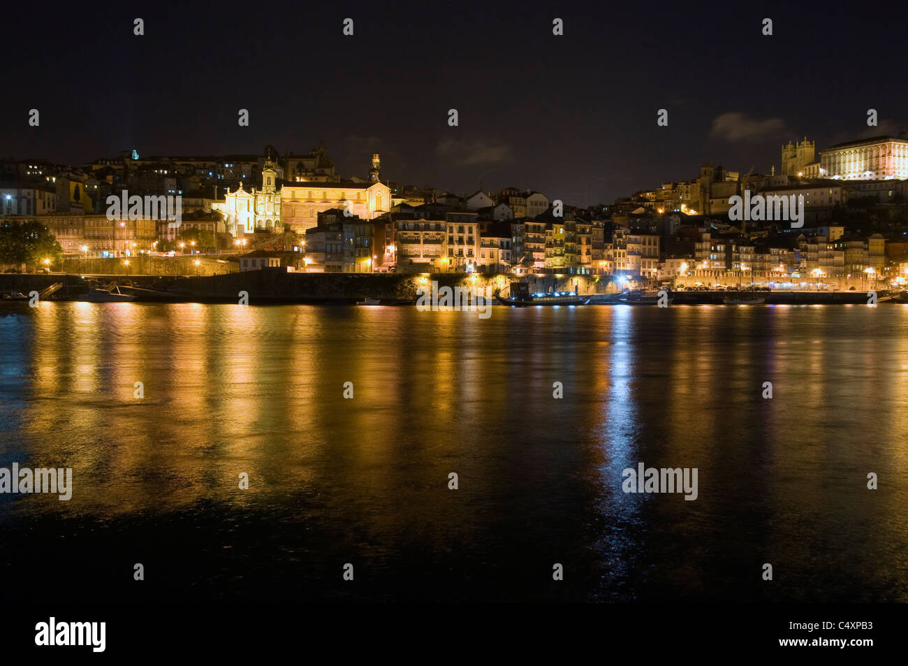 Nachtaufnahme, Porto Portugal, mit Reflexionen in den Fluss Douro. Stockfoto