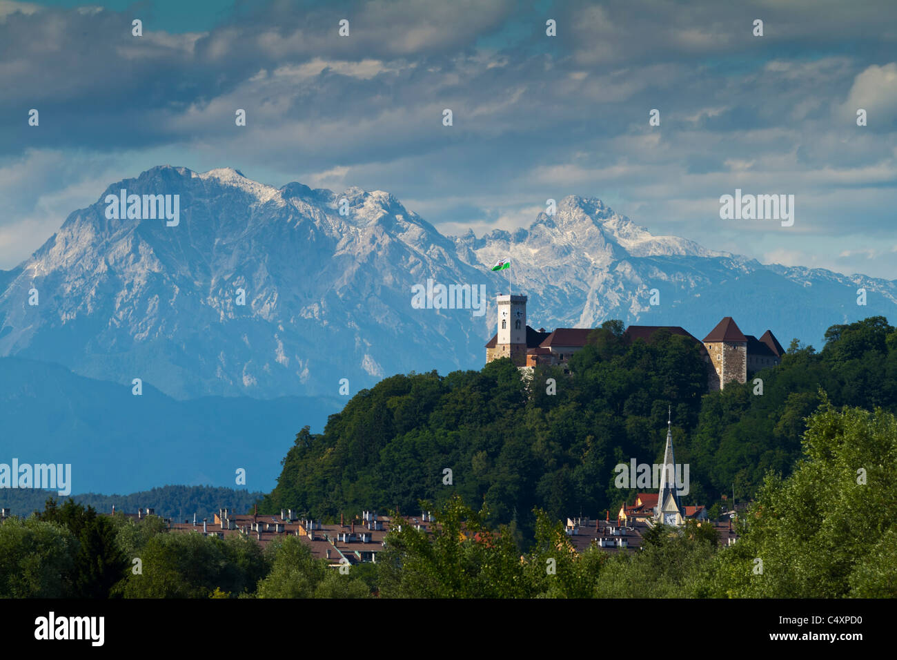 Burg von Ljubljana, Slowenien, mit der Steiner Alpen dahinter. Stockfoto