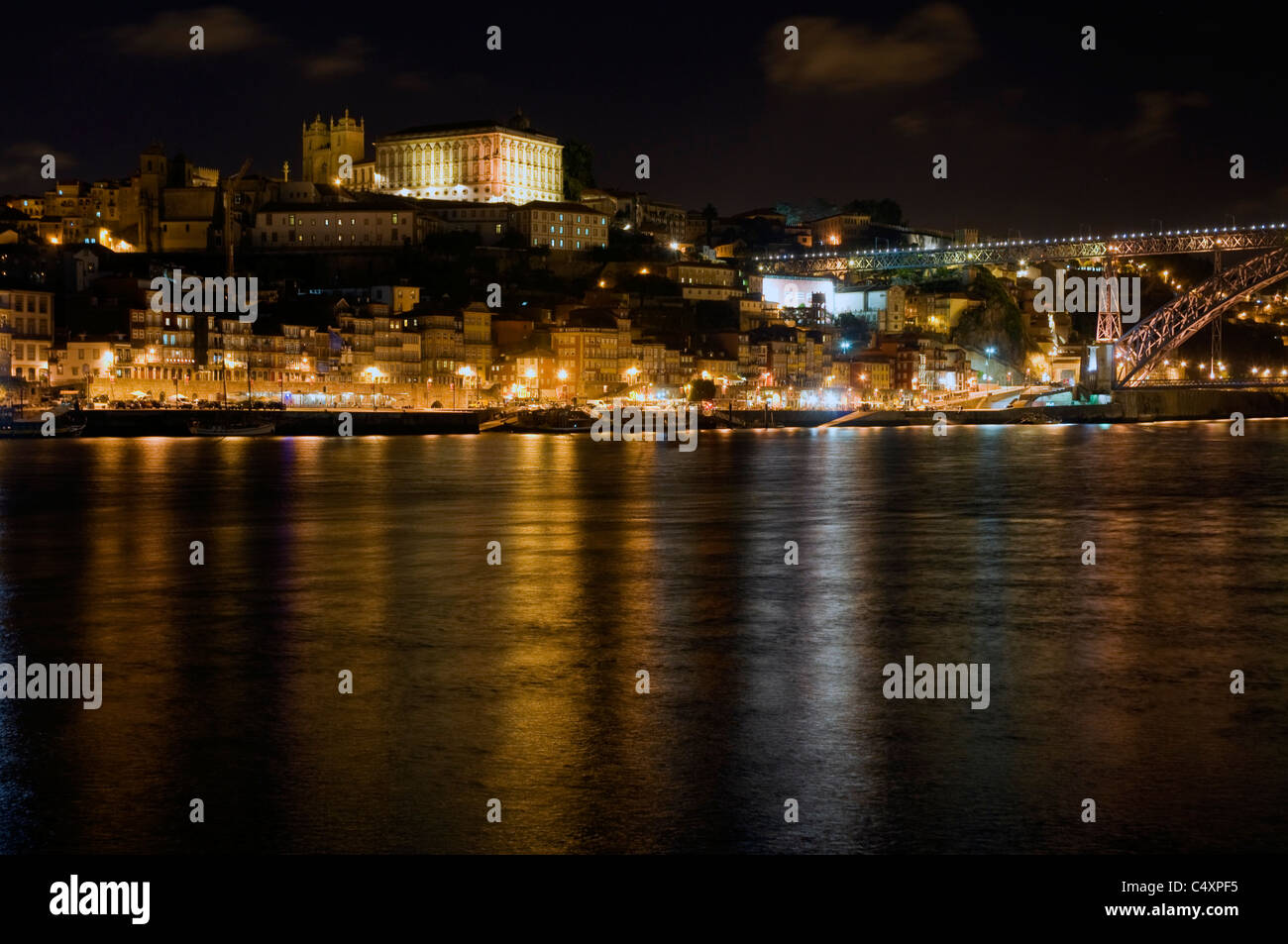 Nachtaufnahme, Porto Portugal, mit Reflexionen in den Fluss Douro. Stockfoto