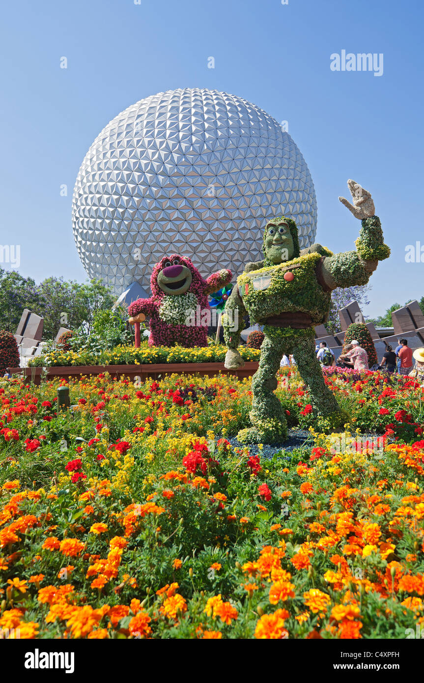 Epcot Center Orlando Florida Buzz Lightyear Formschnitt und blühenden Gärten in der Nähe der Spaceship Earth Geosphäre während & Blumengarten Stockfoto