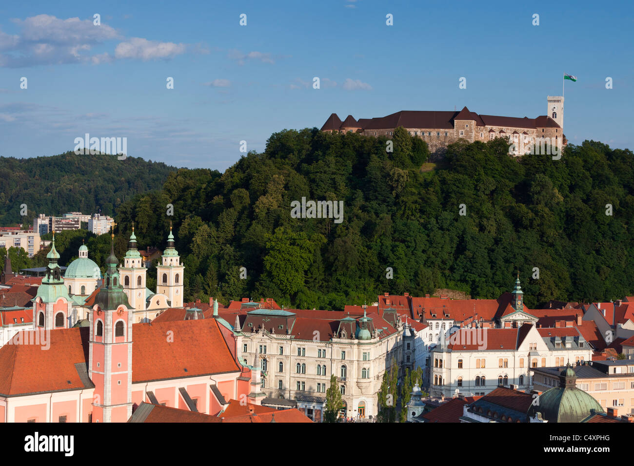 Burg von Ljubljana, Slowenien, mit der Altstadt von Ljubljana darunter. Stockfoto