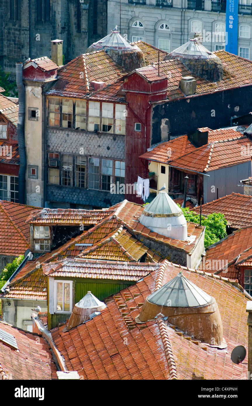 Dachpfanne Dächer und typischen Balkonen in Porto, portugal Stockfoto