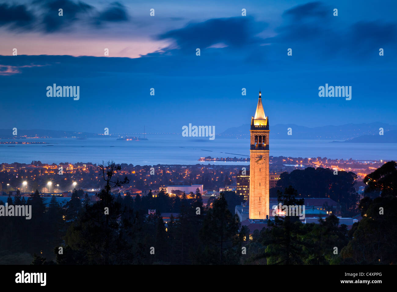 Sather Tower (a.k.a.) Das Campanile) von der UC Berkeley-Campus bei Sonnenuntergang mit San Francisco Bucht dahinter. Stockfoto