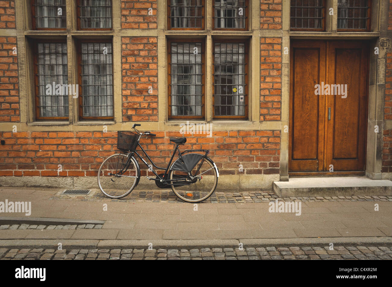 Lieferung-Fahrrad mit Korb gegen Mauer Stockfoto