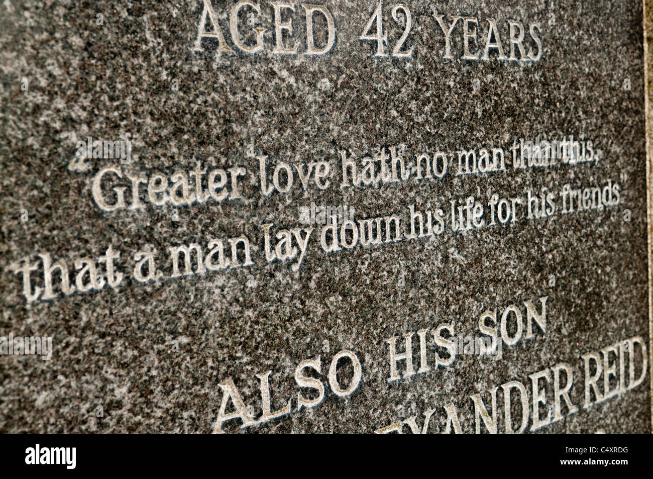 Inschrift auf einem Grabstein "größerer Liebe hat niemand als das, das ein Mann sein Leben für seine Freunde hingibt" Stockfoto