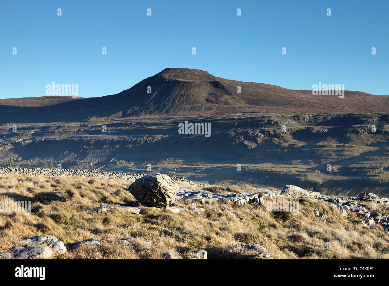 Ingleborough Berg von Twistleton Narben mit Findling Skalen Moor Yorkshire Dales UK Stockfoto