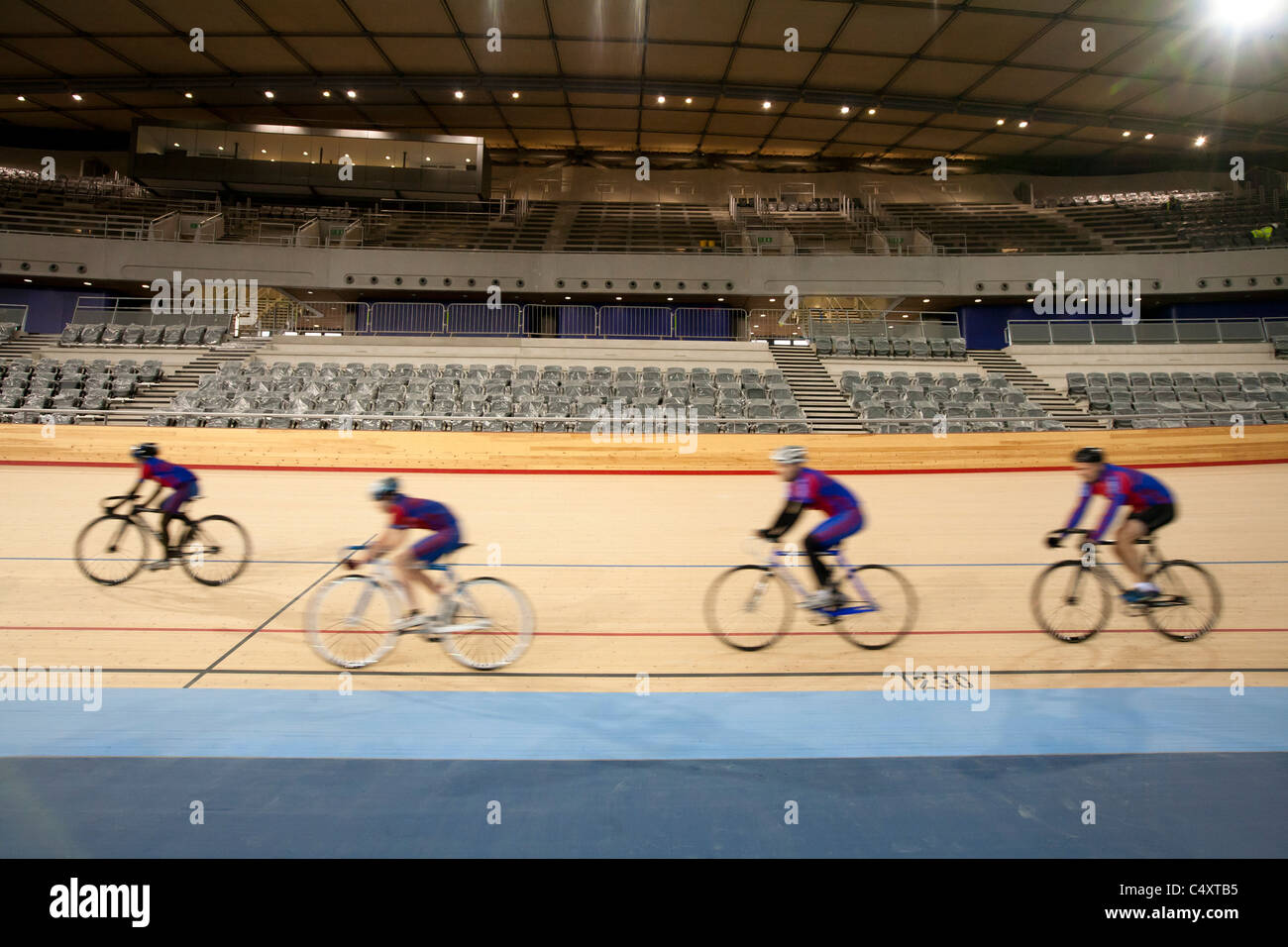 Radfahrer-Rennen um den Titel im London Olympic Velodrome, 2012 Stockfoto