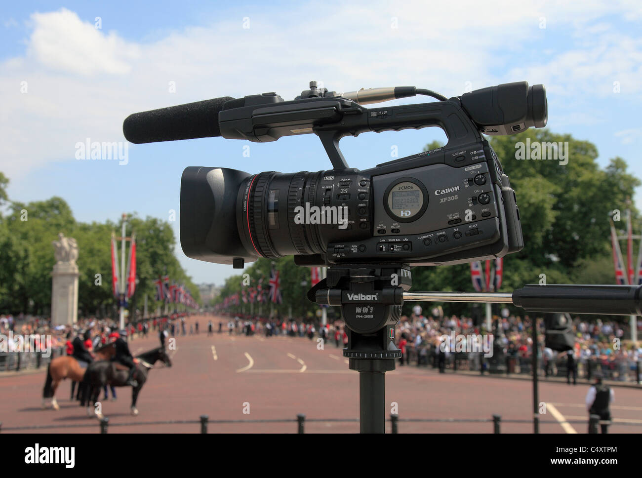 Canon 305 HD Videokamera aufgereiht, um Trooping die Farbe in der Mall in London, für Travelshots Filmmaterial Bibliothek zu schießen. Stockfoto