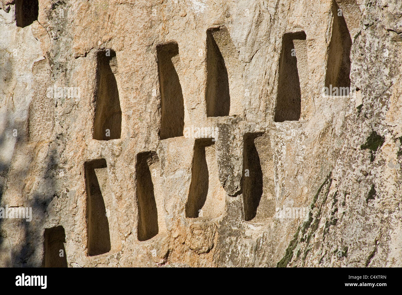 Nischen, an den Felsen ausgehöhlte Bienensteine, Rhodopen in der Nähe der Stadt Ardino, Bulgarien, Osteuropa Stockfoto