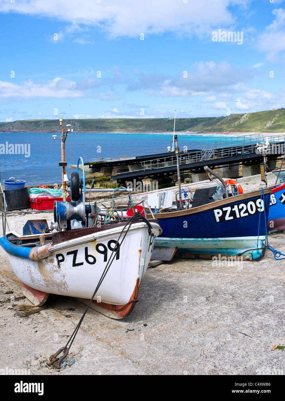 Kleine Fischerboote auf dem Slipway am Sennen in Cornwall ausgearbeitet. Stockfoto