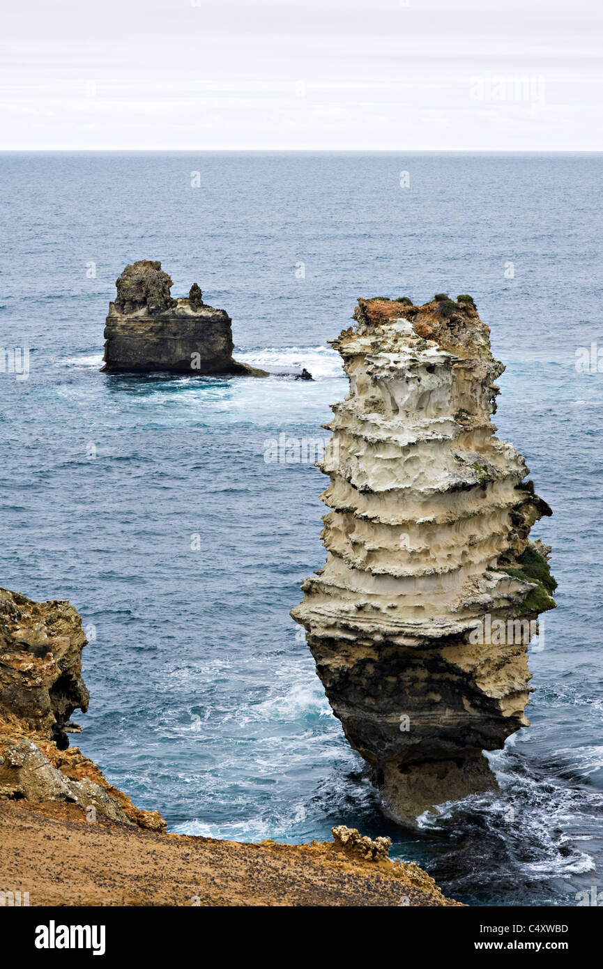 Felsformationen im Meer an der Bucht der Inseln Great Ocean Road Peterborough Victoria Australien Stockfoto