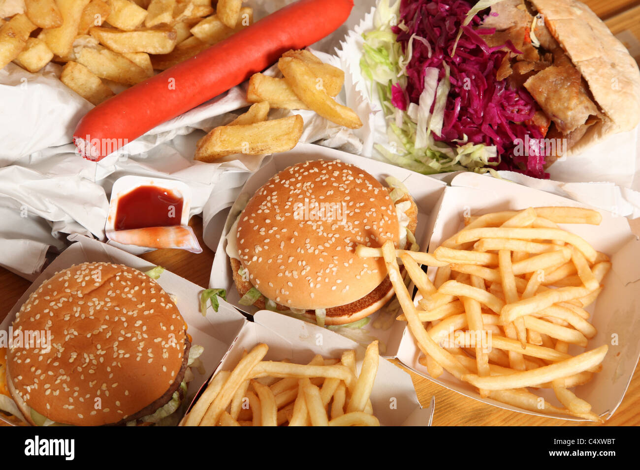 Hamburger, Döner, Chips und andere ungesunde Fett gebratene Nahrungsmittel. Stockfoto