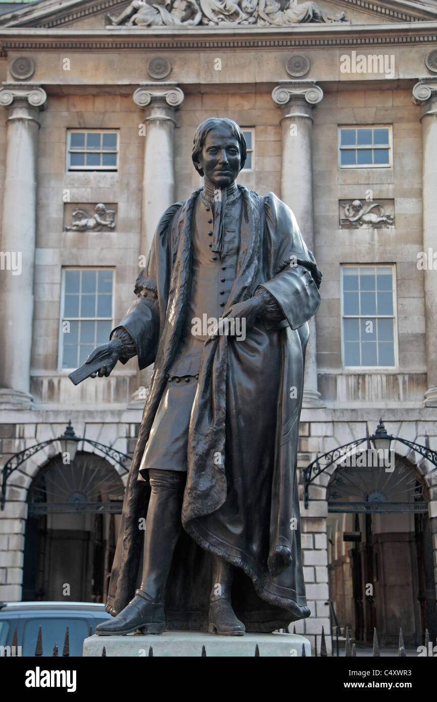 Statue von Thomas Guy, alleiniger Gründer des Kerls Krankenhaus (Guy es and St. Thomas' NHS Foundation Trust.), London, UK. Stockfoto