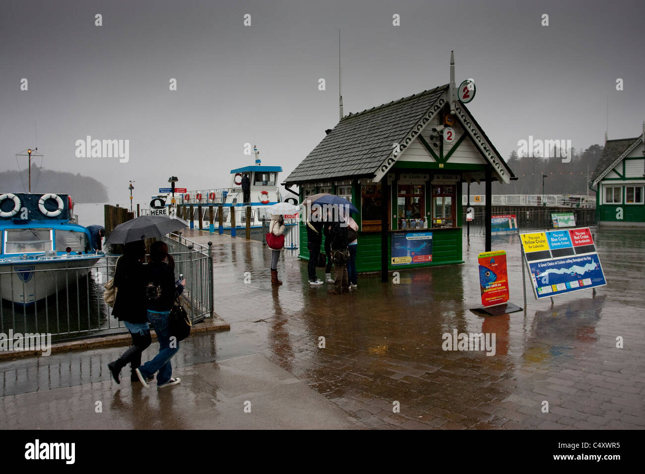 Sehr nassen Regentag vorne Bowness Bay am Lake Windermere Pier Head für Tickets für Windermere Seen Kreuzfahrten Stockfoto