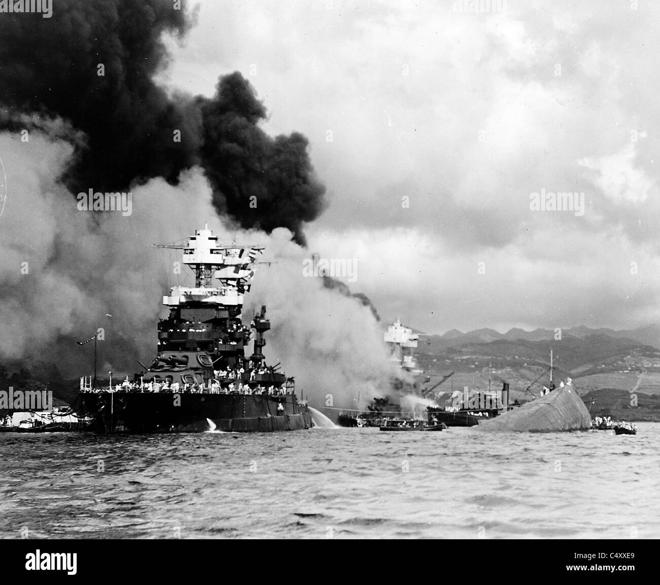 Maryland neben der gekenterte Oklahoma in Pearl Harbor, Hawaii. Stockfoto