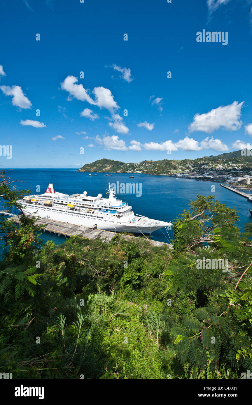 Boudicca, Fred Olsen Cruise Schiff im Hafen von Kingstown, St. Vincent & die Grenadinen, Karibik. Stockfoto