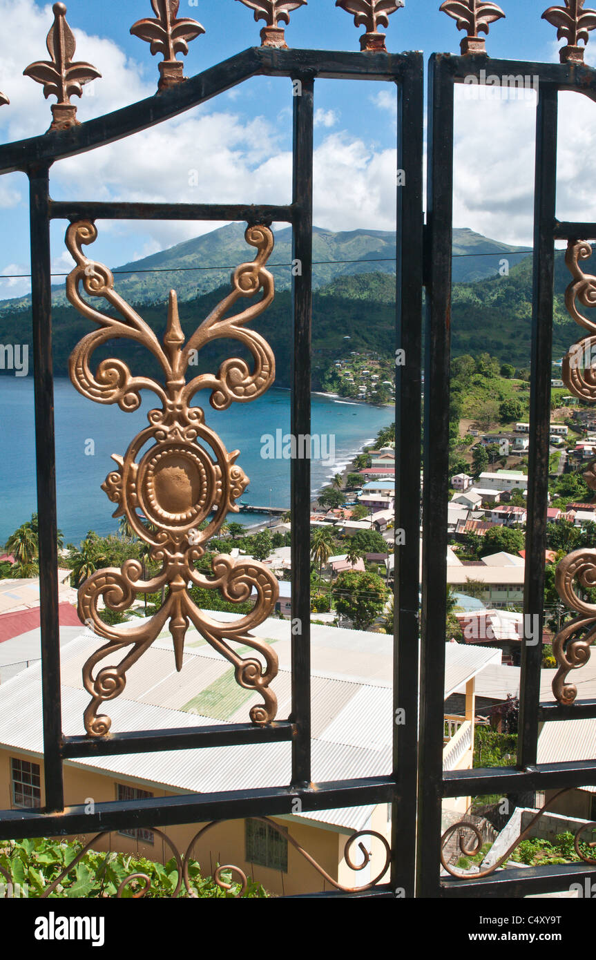 Das Dorf Chateaubelair mit La Soufriere Vulkan im Hintergrund, St. Vincent & The Grenadines. Stockfoto